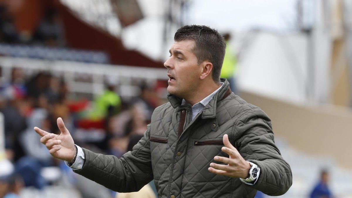 Referencial. Ismael Rescalvo, técnico de Emelec, no tiene claro lo que está pasando con el cuadro eléctrico.