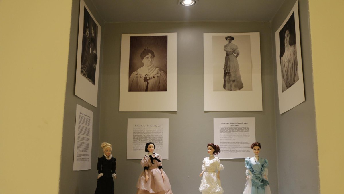 Exhibición de trajes típicos de la época de las muñecas.