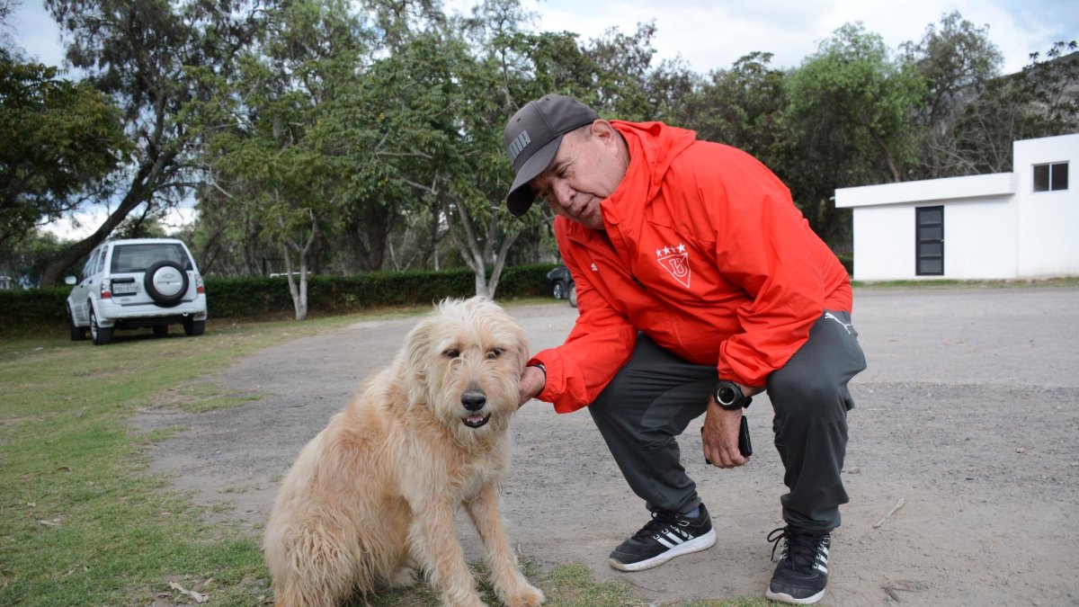 Álex Reyes, administrador del complejo azucena, ha entrenado al animal y lo ha cuidado como si fuera suyo.