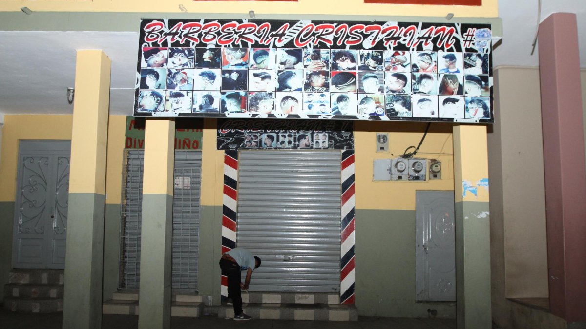 Policía fue herido mientras se encontraba en una barbería.