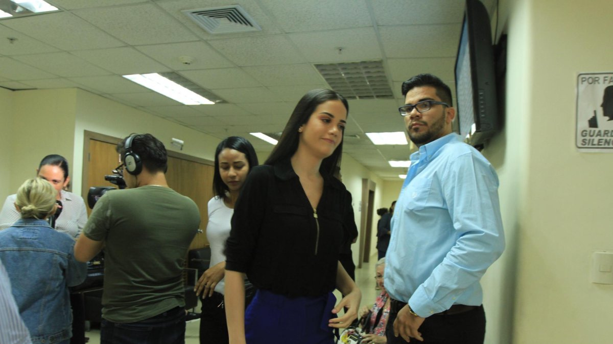 Sonia Luna, primera finalista del certamen Miss Ecuador 2019, llegó a la Unidad Judicial de Valdivia para escuchar el veredicto de la jueza.