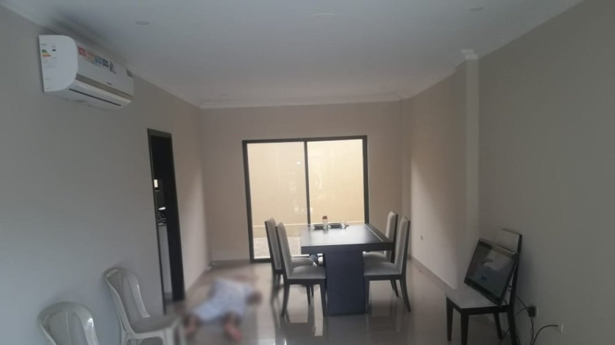 El ataque ocurrió mientras los nietos de la pareja estaban en la casa.