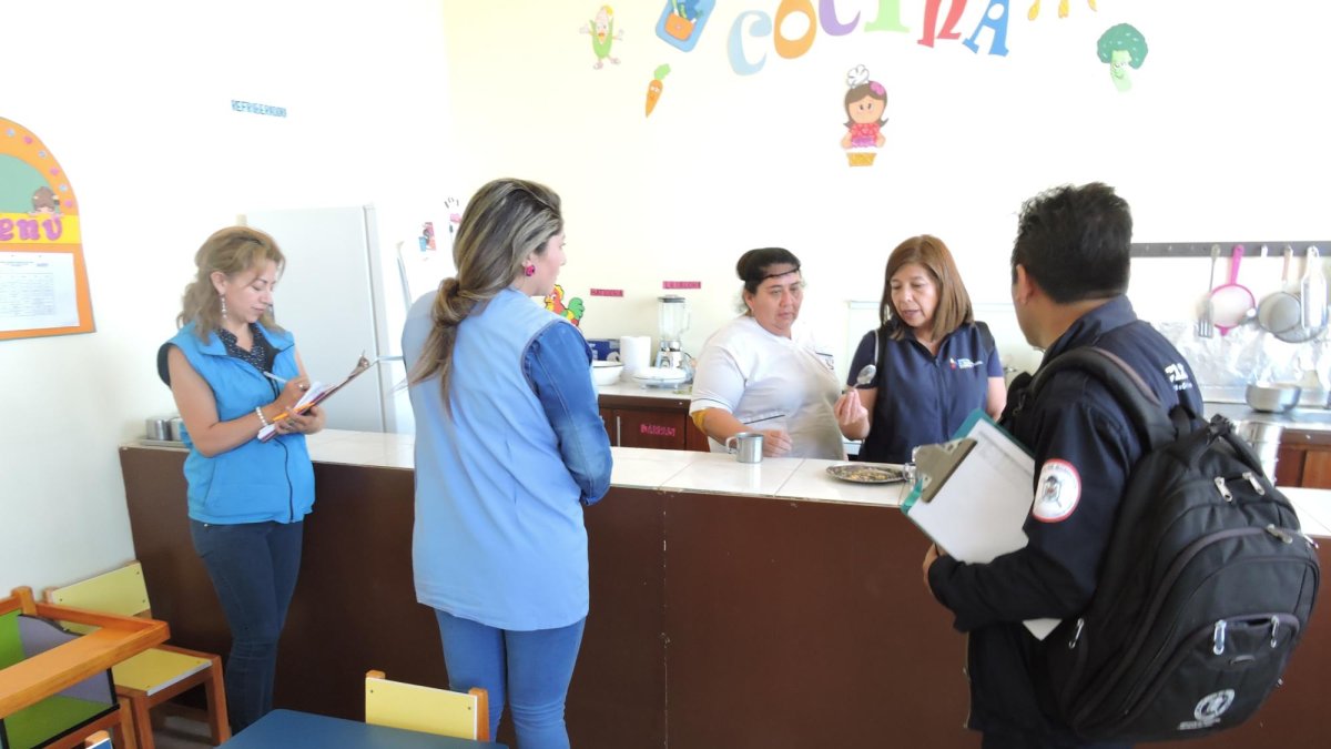 En el lugar, los chicos reciben alimentación y para los más pequeños se les realiza estimulación temprana. También habitaciones adecuadas para la enseñanza motriz, matemática y demás.