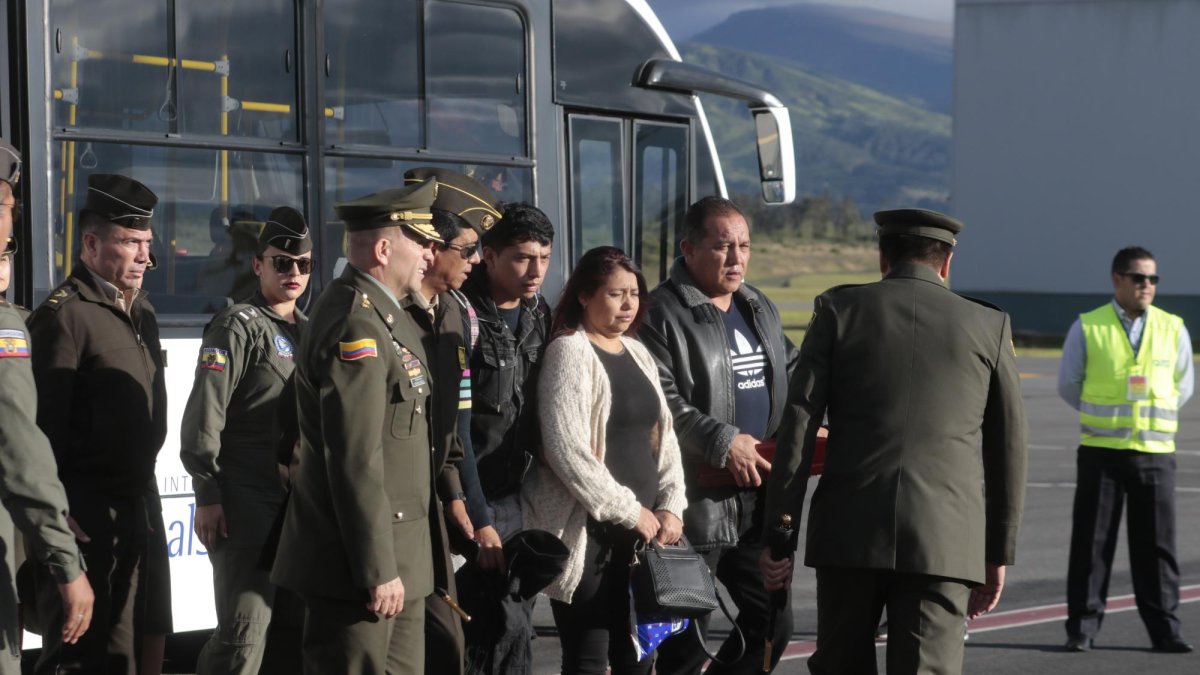 Familiares de la policía que falleció en atentado, Kevin Chico, Elizabeth Vallejo y Roberto Chico a su retorno de Colombia.