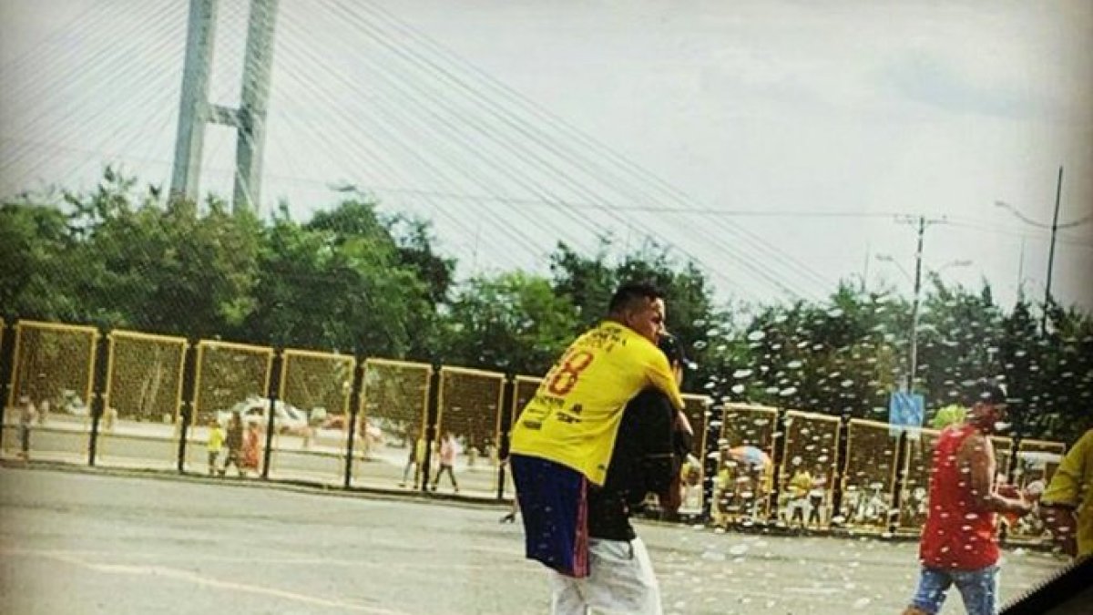 La gráfica que se hizo viral en redes sociales. Ángel Mora era cargado por Germán Mero.