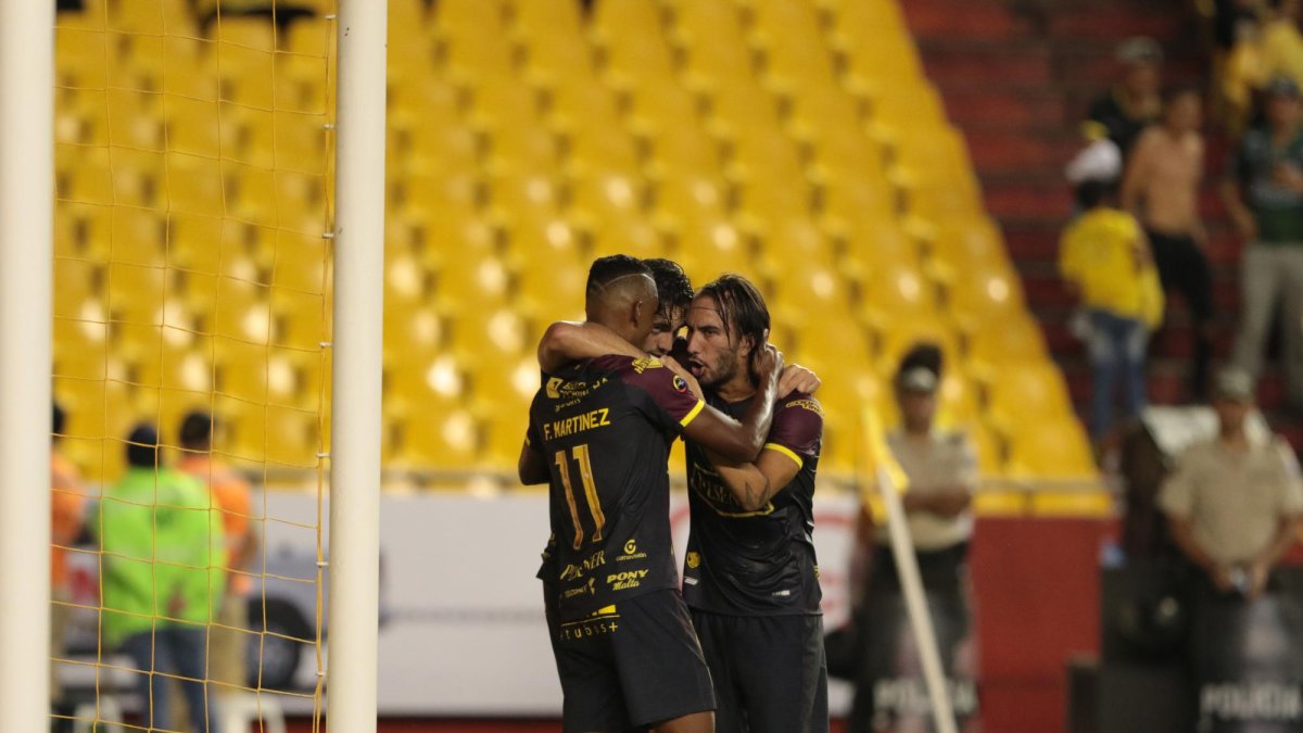 Según el técnico Leonardo Ramos, ambos futbolistas permanecerán en el Ídolo hasta el final de la temporada.