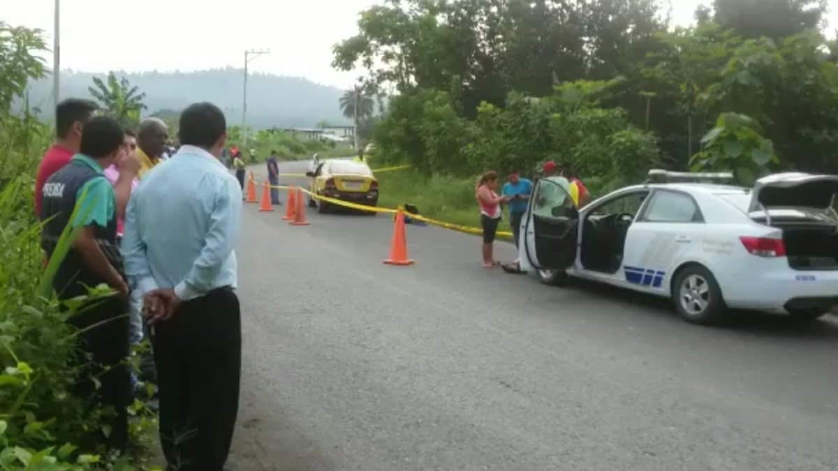 Agentes de la policía desplegaron un perímetro al rededor de la escena del crimen para proteger toda pista que permita identificar a los autores.