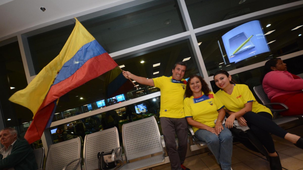 Aunque la copa solo fue vista por cinco segundos, la fanaticada pudo tomarse selfies y pedir autógrafos de los futbolistas.