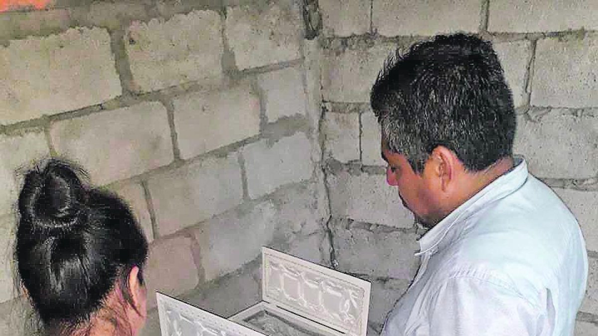 Los padres piden ayuda para poder sepultar a sus hijas que, al parecer, nacieron antes de tiempo.