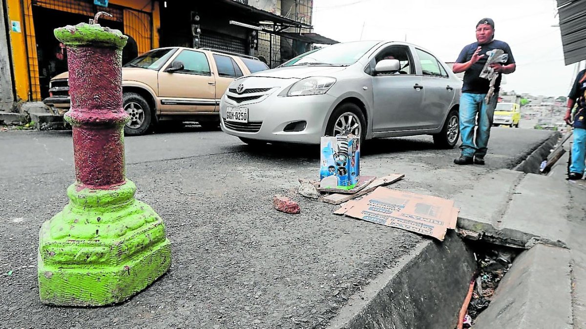En este lugar estaba el cuerpo de Roberto Carlos Silva. Sus familiares encendieron una vela y colocaron un cartón.