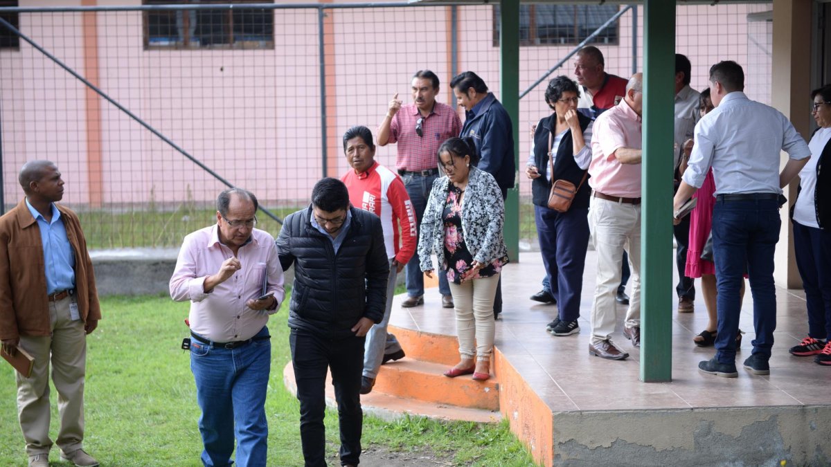 Al lugar llegaron representantes de la Empresa de Agua Potable  y se reunieron con los moradores para explicarles que el daño en la tubería que alimenta esta zona es sustancial.