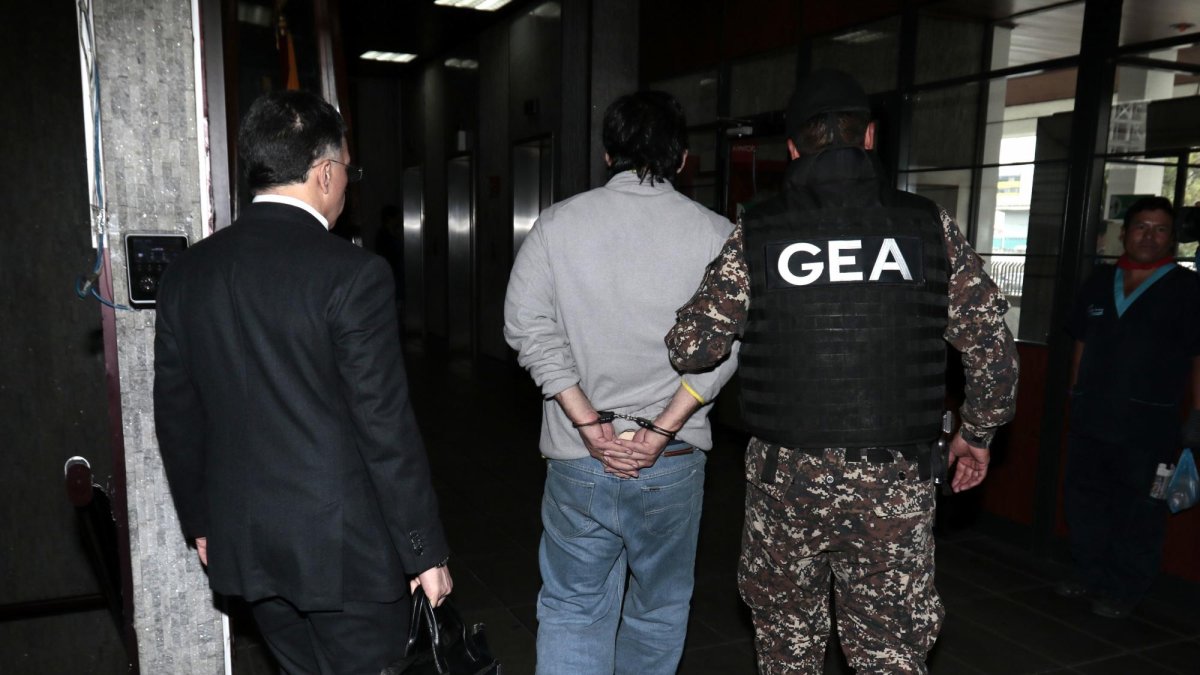 El hombre, de 40 años, es llevado al centro de detención donde ha estado encerrado desde agosto.