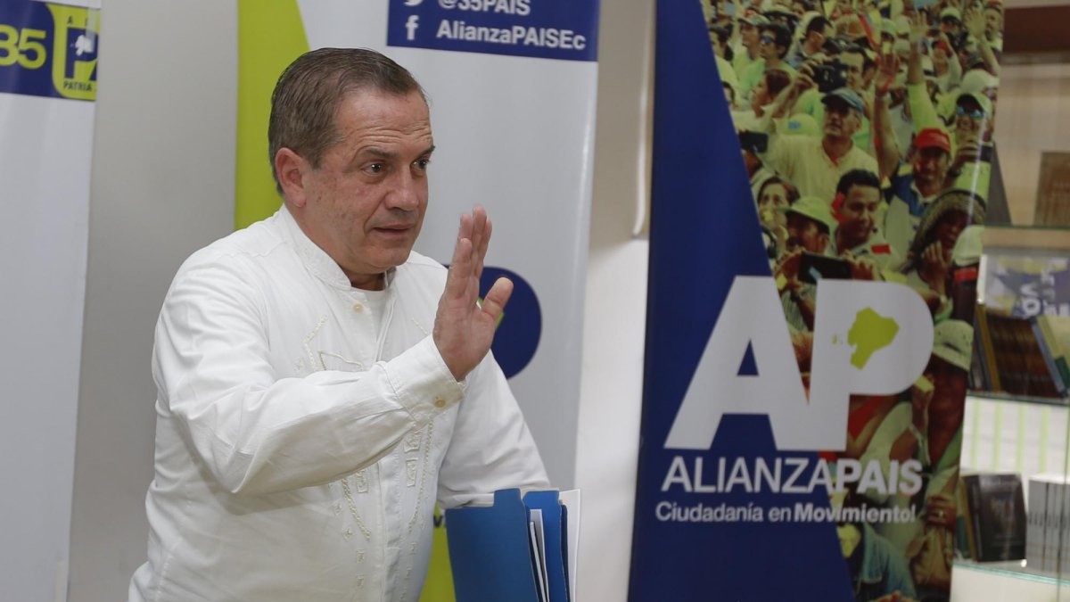 El excanciller es investigado por presunta instigación.