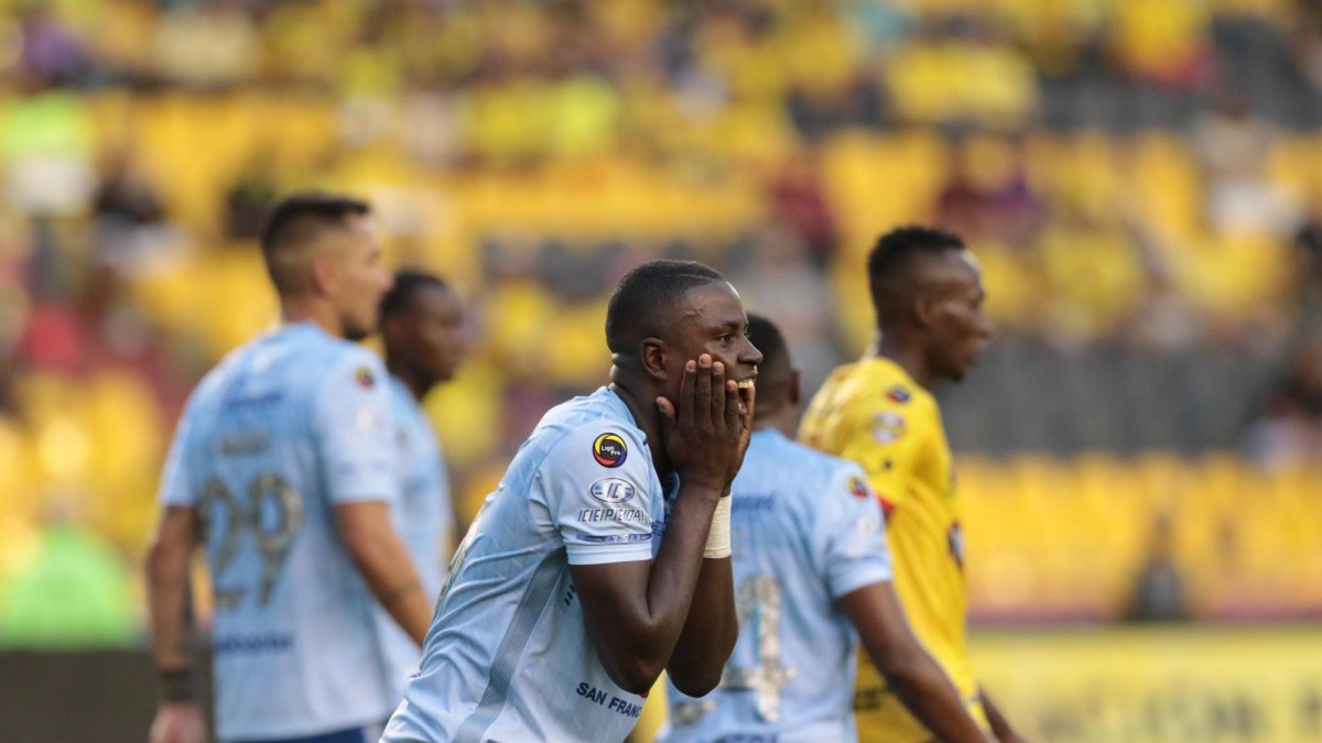 La derrota del Ídolo ante Macará y la posible contratación del defensa central Moisés Corozo son temas que analizarán la dirigencia y el cuerpo técnico de Barcelona.