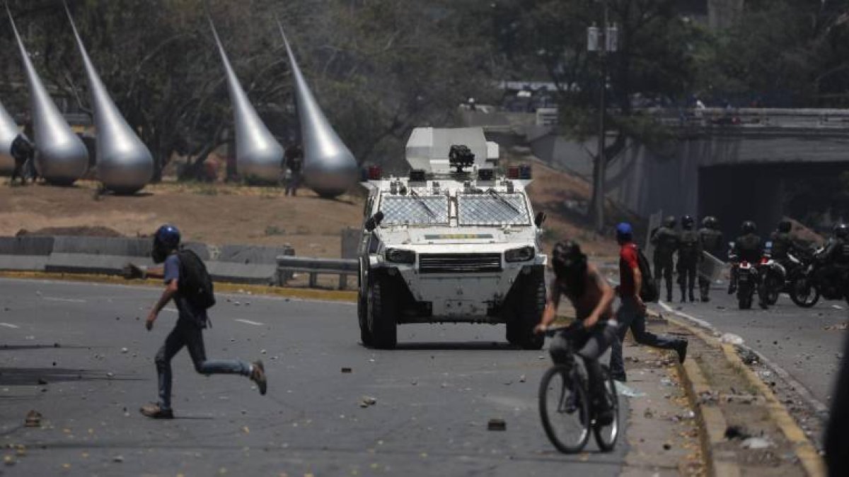 Un video expone cómo una tanqueta embistió a las personas que se encontraban en las inmediaciones de la base área La Carlota.