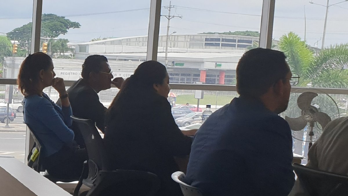 María Ruiz (de azul), mamá de la chica descuartizada, estuvo atenta a las versiones dadas durante la audiencia. A su lado su abogado defensor y la fiscal que investiga el caso.