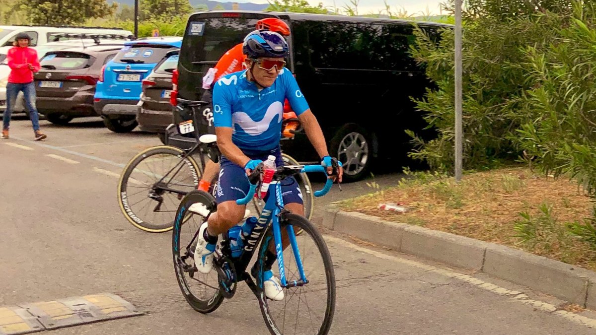 Richard Carapaz terminó la tercera etapa con la bicicleta de su compañero Antonio Pedrero.