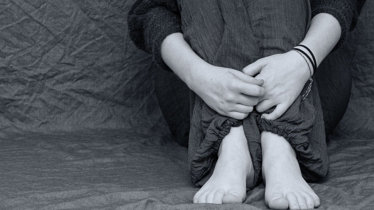 La joven de cabello rizado describe los diferentes escenarios en los que ha sido perseguida por un hombre 20 años mayor que ella.