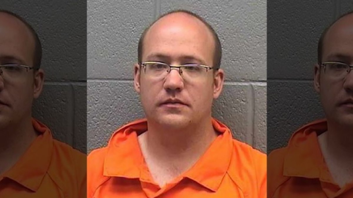 Joshua Kabatra fue arrestado por violación y actos lascivos a una menor de edad.