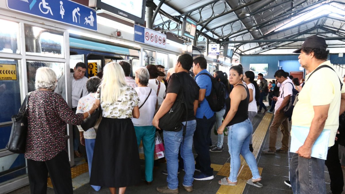 El bloqueo es uno de los métodos que utilizan los pillos para ‘patearse’ los objetos de los usuarios de la metrovía. Aprovechan que hay mucha gente para ‘meter mano’.