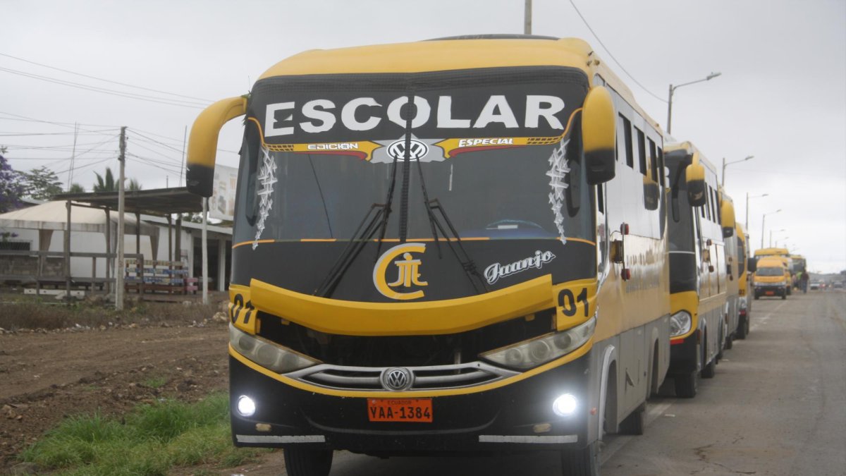 Transportes escolares e institucionales permanecieron parqueados durante cuatro horas, en señal de protesta.