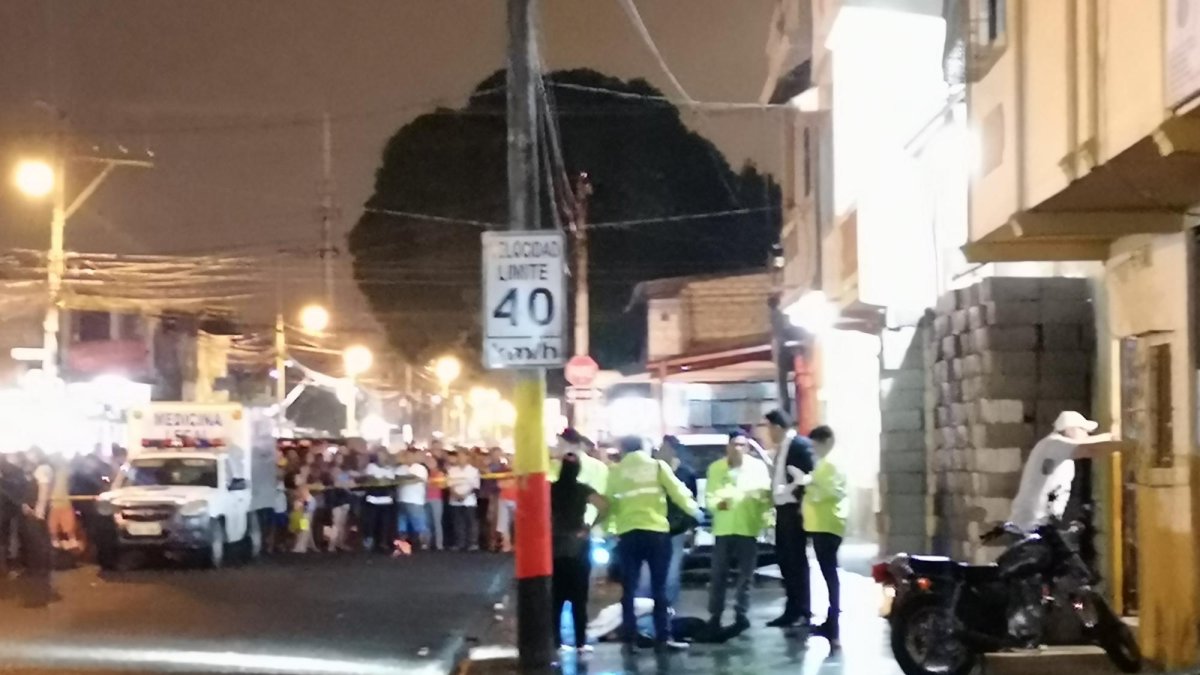 El hombre quedó tendido en la calzada, en una noche de lluvia.