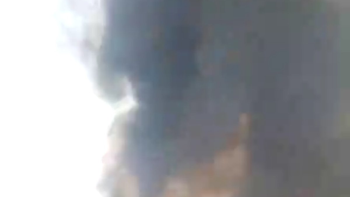 Treinta unidades del Cuerpo de Bomberos acudieron al lugar para controlar la emergencia.