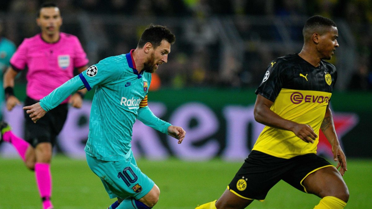 Lionel Messi y el defensa suizo de Dortmund Manuel Akanji compiten durante el partido de fútbol de la Liga de Campeones.