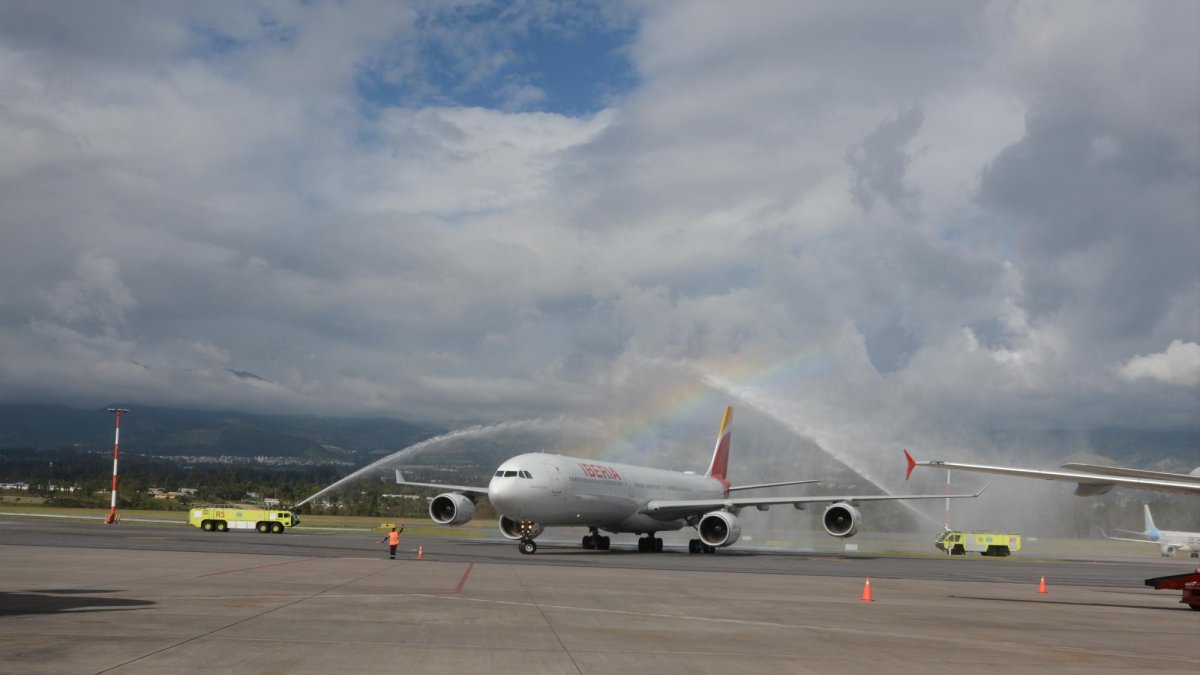 “La locomotora de Carchi” llegó en un vuelo de la compañía Iberia, que fue recibido en la misma pista de aterrizaje por dos camiones cisterna de la unidad de bomberos del aeropuerto.