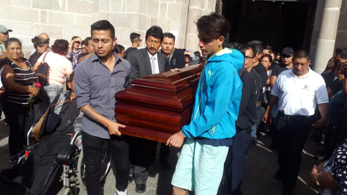 La tarde del lunes fue sepultado el cuerpo de Ramírez, en el Cementerio San Miguel de Ibarra, luego de la misa en la Iglesia La Basílica.