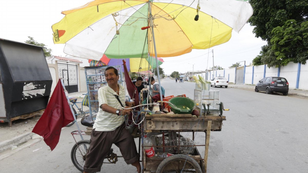 Limber Ramos trabaja de lunes a viernes al pie de una escuela.
