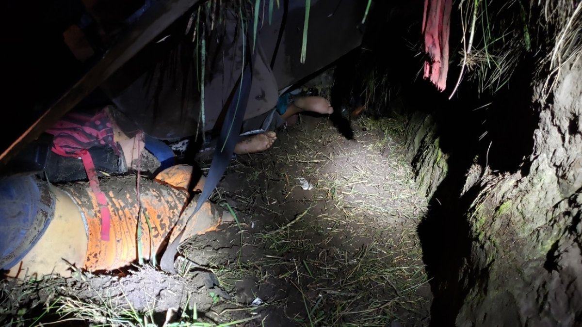 Los cuerpos quedaron aplastados por el camión en que viajaban. Algunos quedaron mutilados.