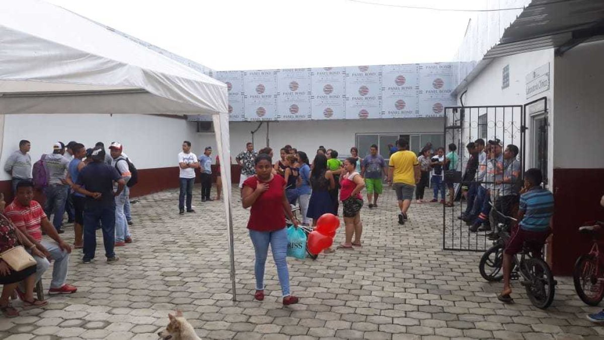 Agentes de la Dinased llevaron el cadáver a la morgue municipal de Ventanas.