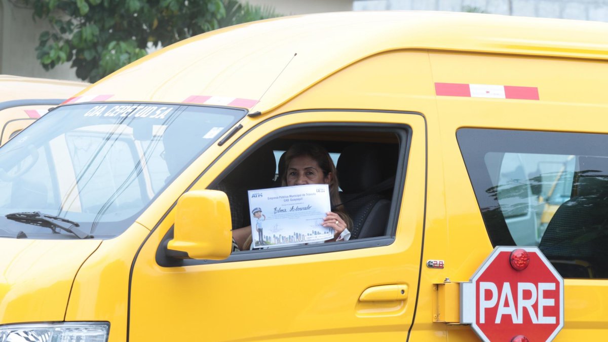 Una de las conductoras participantes muestra orgullosa su certificado del curso ‘Seguridad ante todo’.