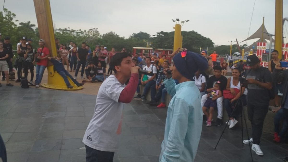 Dos raperos se enfrentan en una ‘batalla’ de frases rimadas que en ningún momento cayó en lo vulgar.