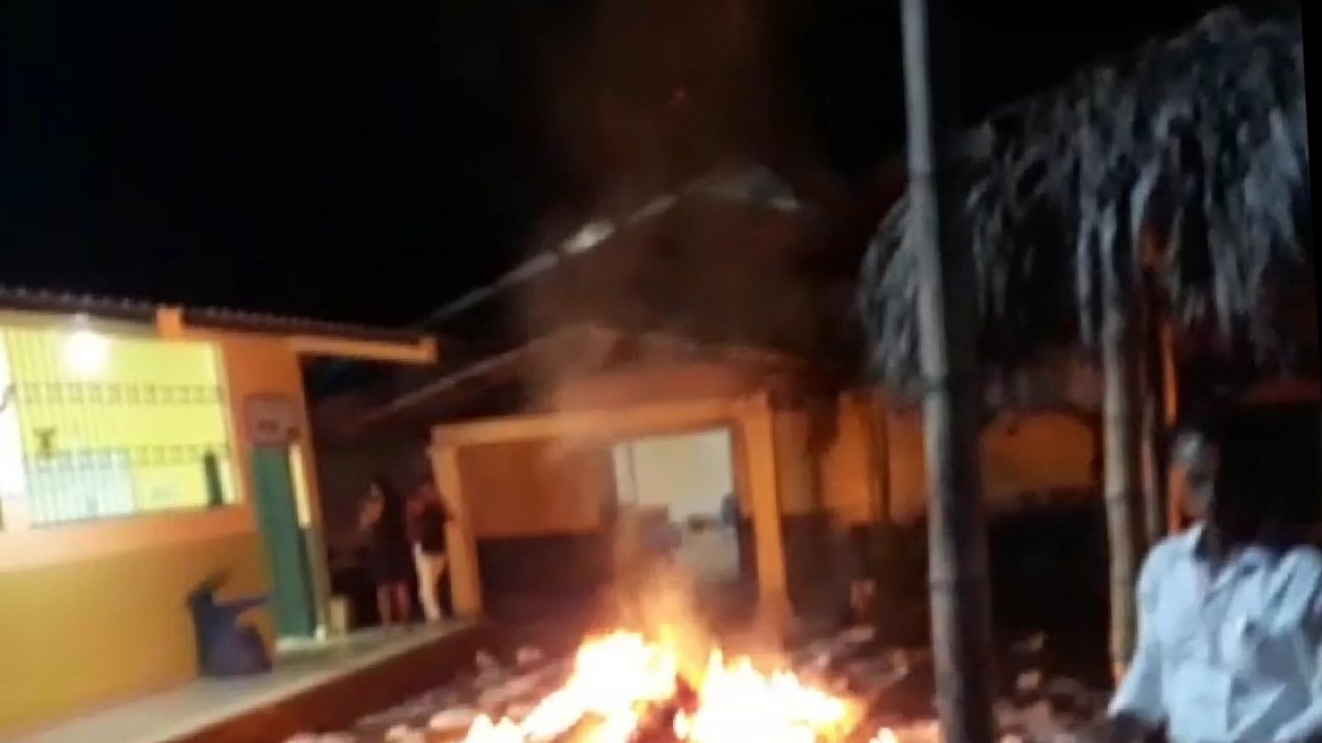 Los iracundos ciudadanos ingresaron hasta las aulas donde se estaba generando el conteo de votos, ingresando por los techos y posteriormente sacar las urnas hasta los patios del establecimiento educativo y prenderles fuego.