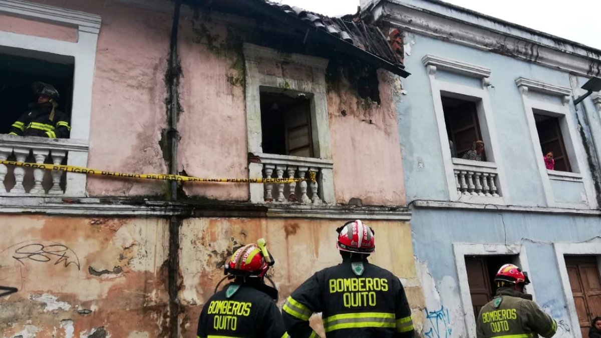 La vivienda está ubicada en las calles Bahía de Caráquez y Ambato, en el Centro Histórico de la capital.