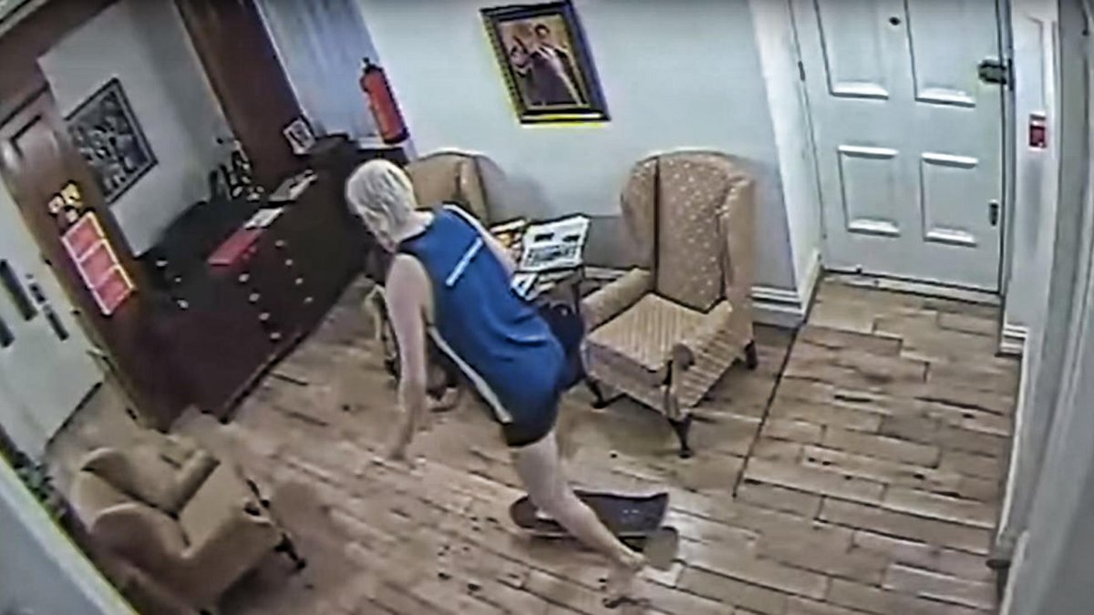 Assange, en una patineta, durante su asilo en la embajada.