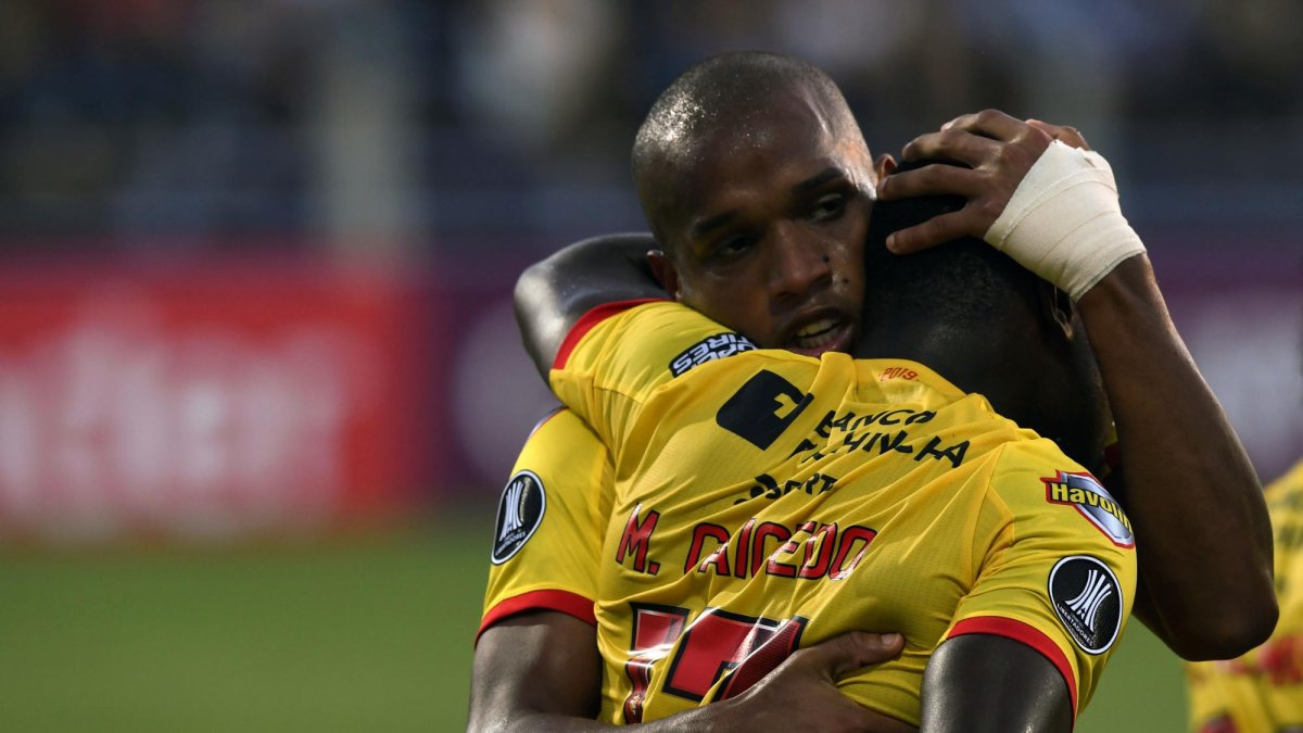 Jugadores de Barcelona celebran la primera anotación del encuentro.