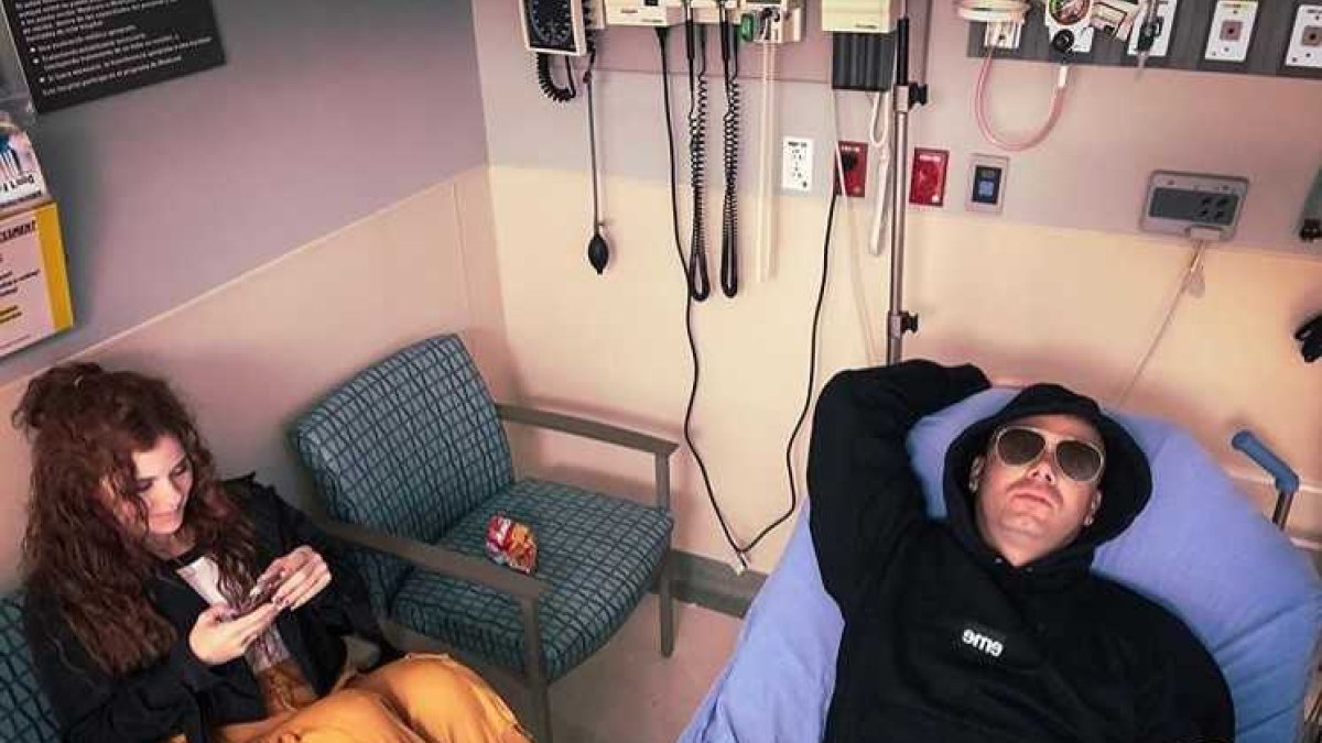 Wisin, junto a su esposa, siendo atendido luego de la caída.