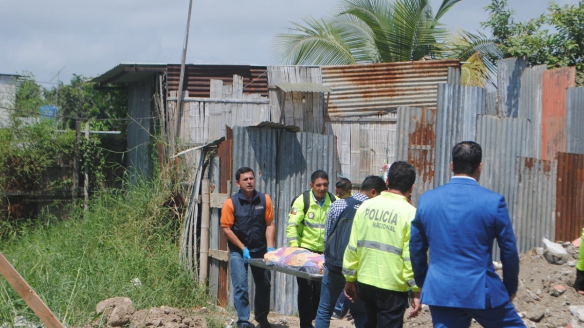 Autoridades retiran el cuerpo de la occisa de la vivienda.