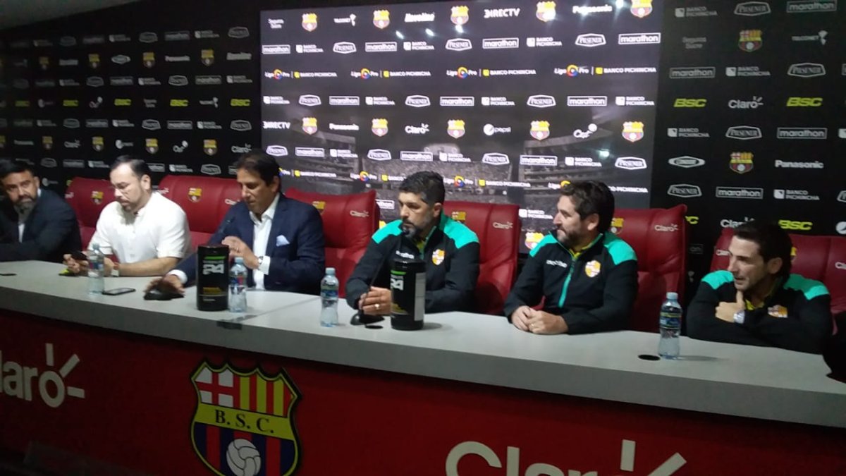 “Para nosotros es una alegría llegar a Barcelona y esperamos poder responder con trabajo y sobre todo títulos”, comentó el extécnico de Peñarol, quien firmó contrato hasta diciembre.