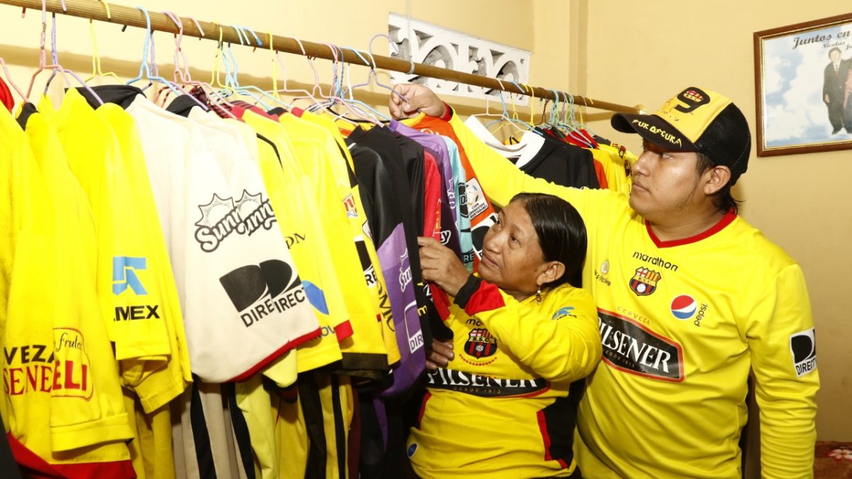 Los Maji, Nicolás su hermano y María su madre con la herencia que les dejó el barcelonista.