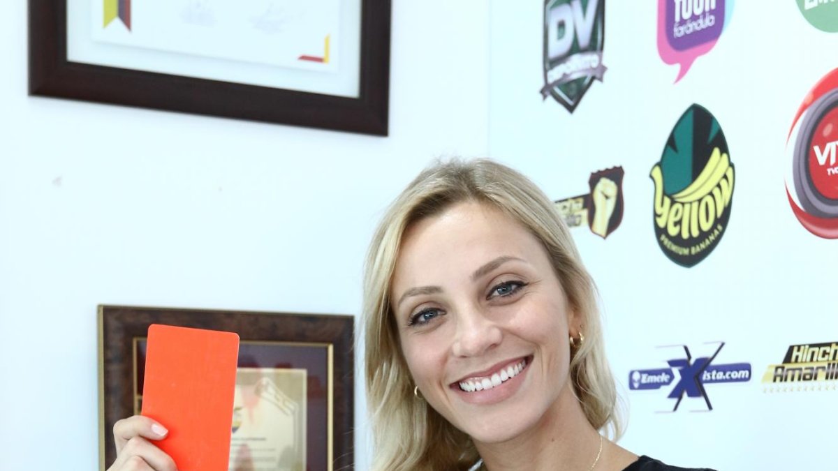 Fernanda Colombo posó para las cámaras de EXTRA y aseguró que “al que se porte mal” le sacará la tarjeta roja.