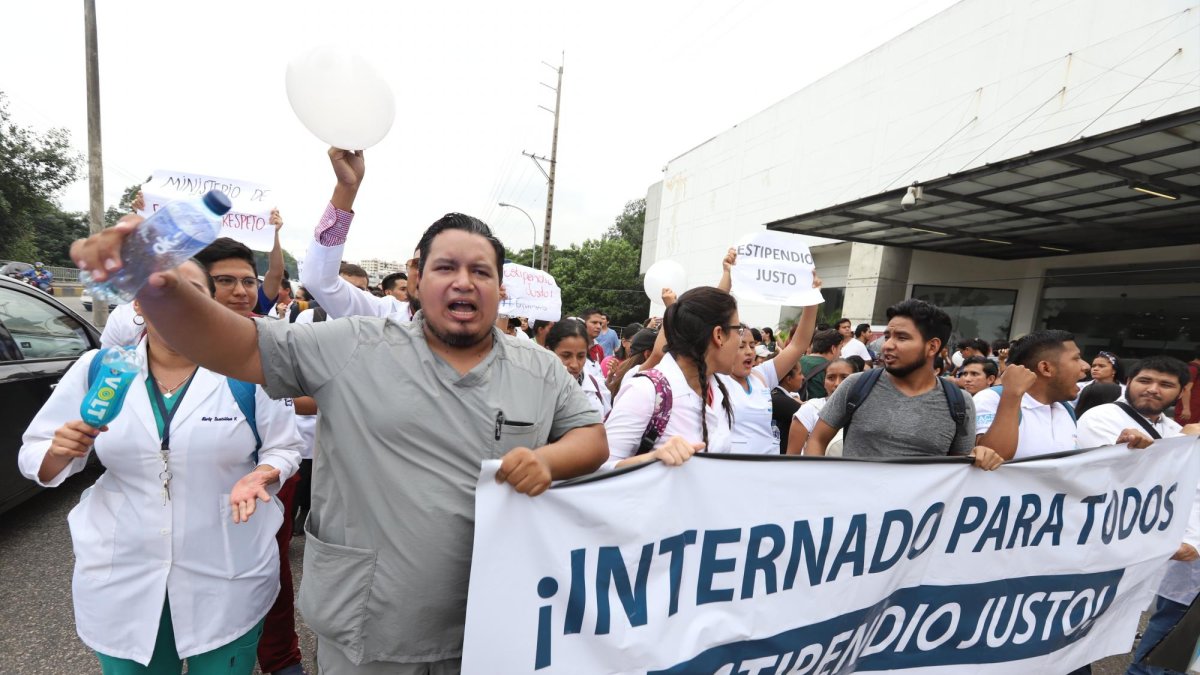 Estudiantes de medicina protestan al pie del edificio donde funciona la Coordinación Zonal de Salud. Guayaquil 2 de mayo de 2019.
