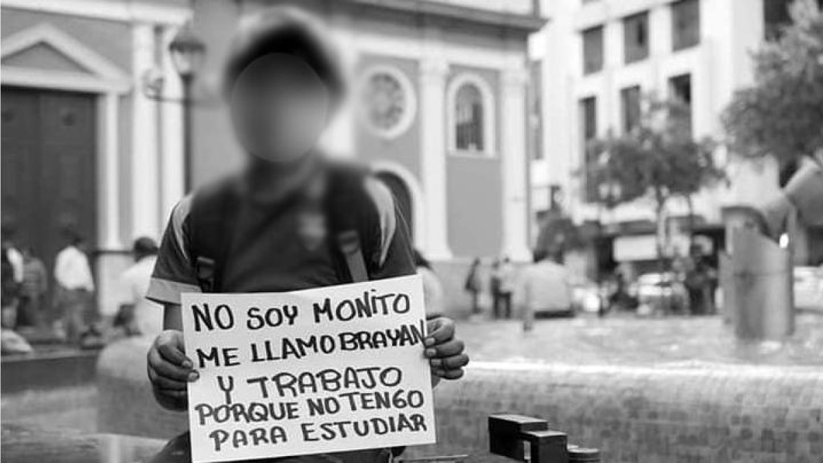 Estas fotos circulan en redes sociales como rechazo a las declaraciones del presidente de Ecuador.