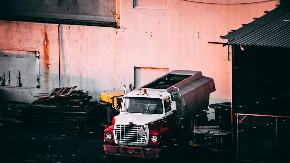 Referencial. El camión se rodó para atrás impactando al conductor y matándolo al instante.