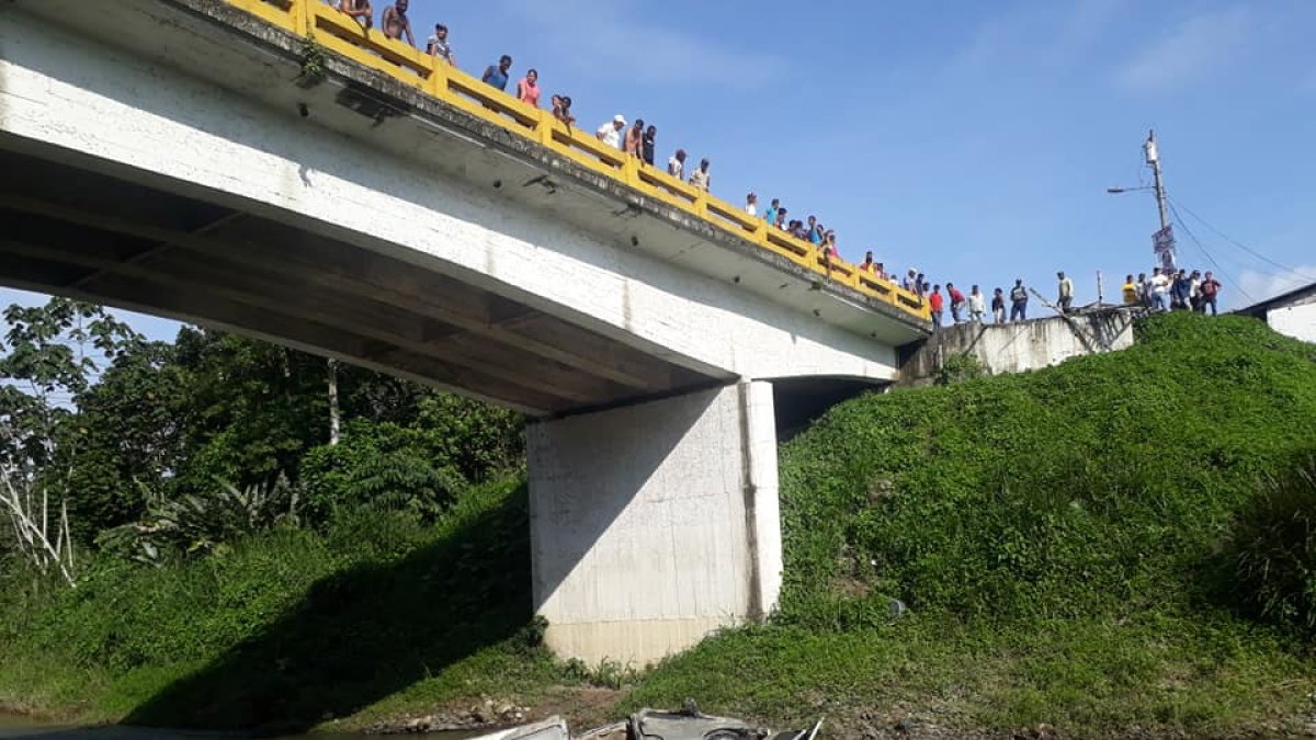 Los testigos explicaron que una furgoneta que circulaba sobre el viaducto perdió pista. Eso causó que rompiera parte de las barandas y se cayera al caudal.