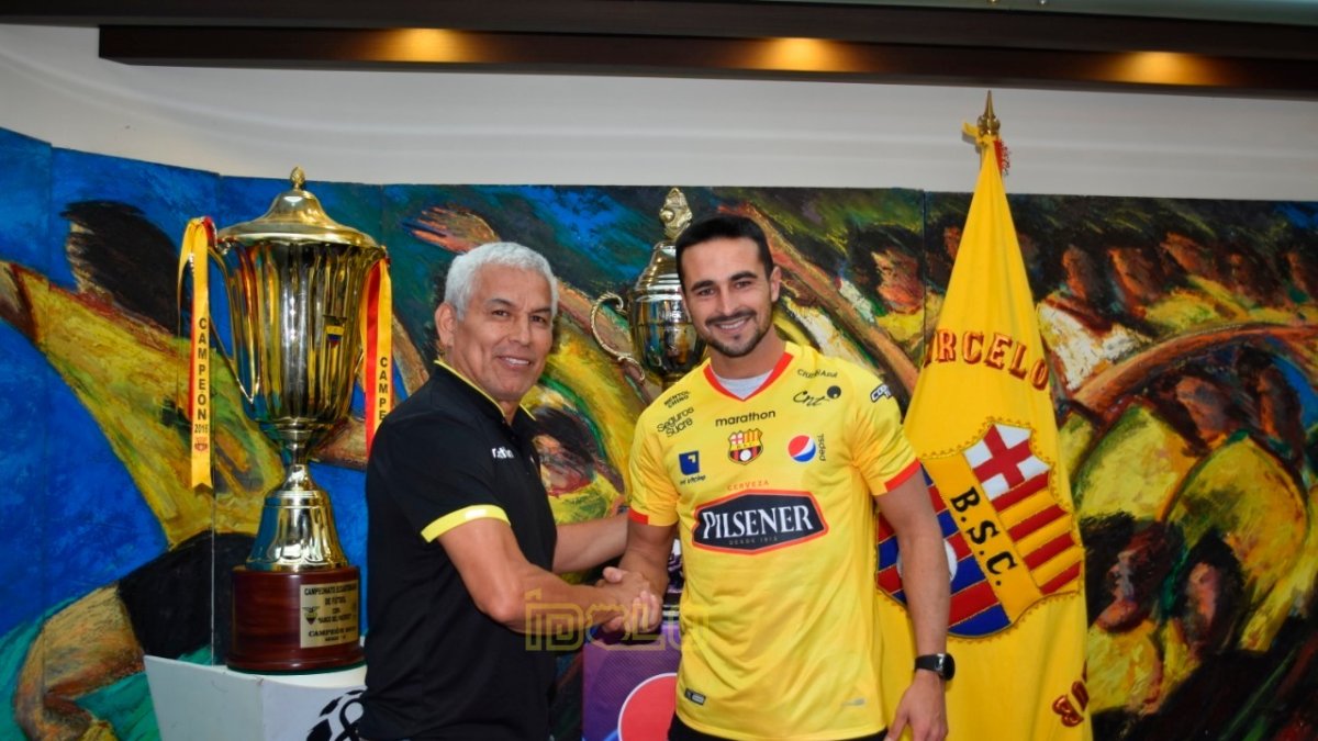 El defensa uruguayo llega para reforzar la zaga central después de las salidas de Xavier Arreaga y Félix Torres. Llega proveniente de Palestino de Chile.