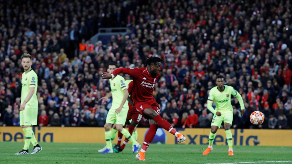 Cuando la defensa del Barcelona estaba inexplicablemente descolocada y esperaba un lanzamiento de córner por alto, el lateral inglés lanzó raso el balón a Origi, que marcó el tanto de la clasificación.